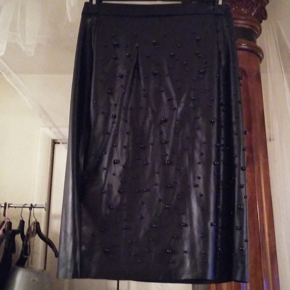 Pu skirt with black pearls - Picture 4 of 8